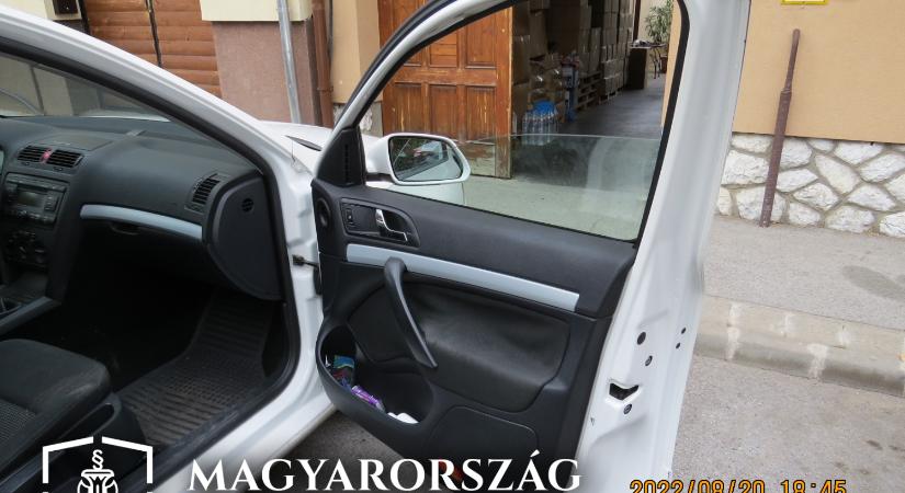 Apa és fia együtt loptak egy autóból a Baktai úton