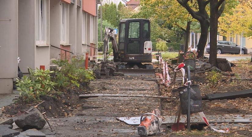 Megújul a járda az Építők útja 2. és 6. szám között