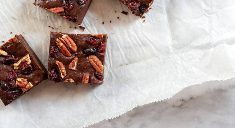 Ragacsos brownie dióval és aszalt gyümölcsökkel: olvasztott étcsoki az alapja