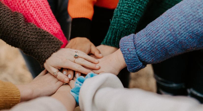 Nem vagy egyedül a gyászban! – Ilyenek az önsegítő gyászcsoportok a szakértő szemével