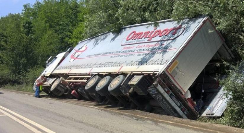 Felborult teherautó miatt közlekedési káosz az M5-ösön