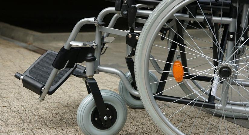 Közel két millió forinttal károsította meg győri gondozottját egy nő