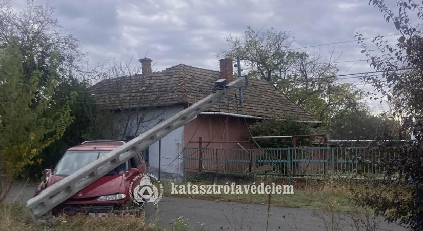 Két villanyoszlopot is kidöntött egy autós Orosházán