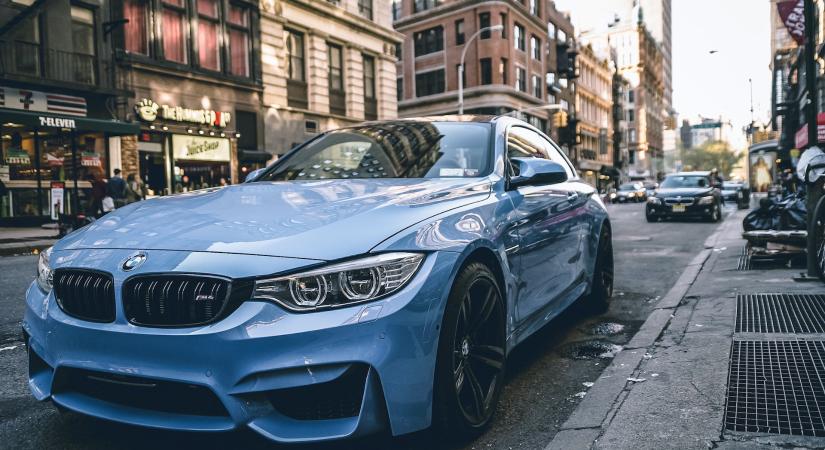 A BMW vezeték nélküli töltője tönkrevágja az iPhone 15 NFC chipeket, vagy az Apple hibázott?