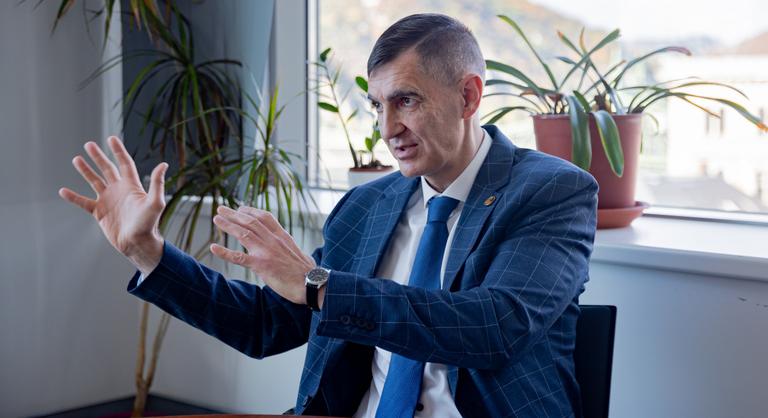 A Corvinus megbízott rektora: Nem igaz, hogy itt gazdag szülők buta gyerekeit rugdossuk át!