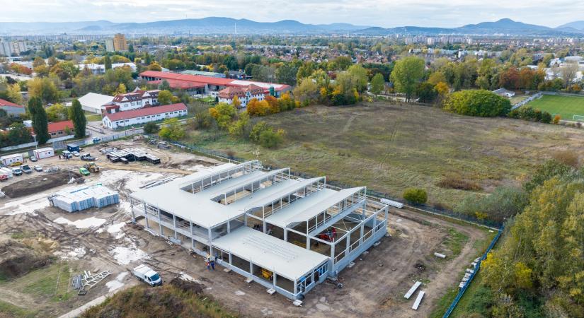 Újabb fenntartható módon épülő csarnokra került fel a bokréta