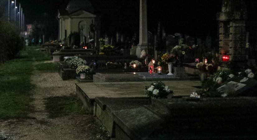 Mindenszentek a sárvári temetőben - fotók