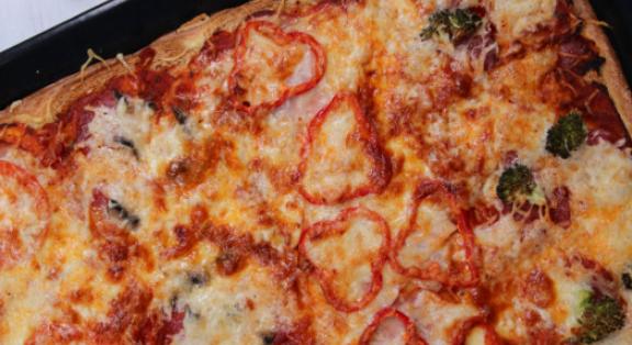 Így lesz a maradék kenyérből csúcskaja: sonkás-szalámis kenyérpizza