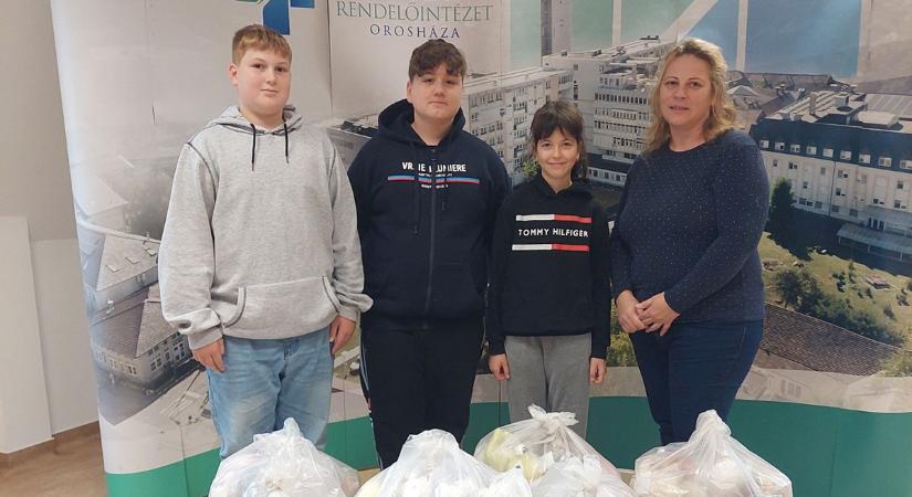 Több zsáknyi plüss játék gyűlt össze az orosházi kórház számára