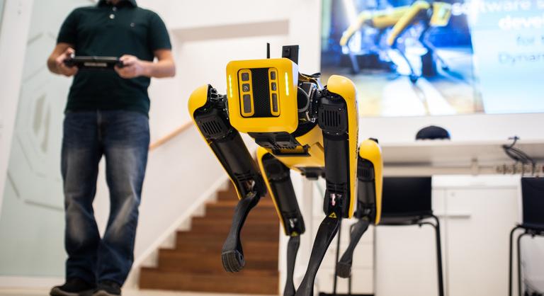 Nemcsak manőverezik, hanem már beszél is a Boston Dynamics robotkutyája