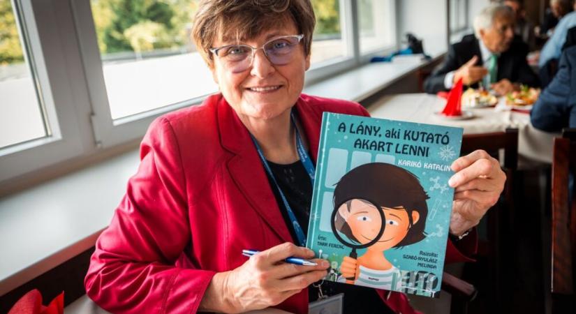 A nap fotója: Karikó Katalin dedikálja a róla készült gyerekkönyvet