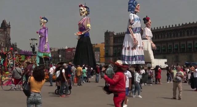Mexikóban tánccal ünnepelnek, és étellel várják haza halottaikat, Guatemalában papírsárkányokkal emlékeznek – mindenszentek a világ körül