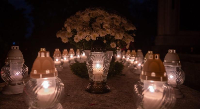A kolozsvári Házsongárdi temető mindenszentek ünnepén