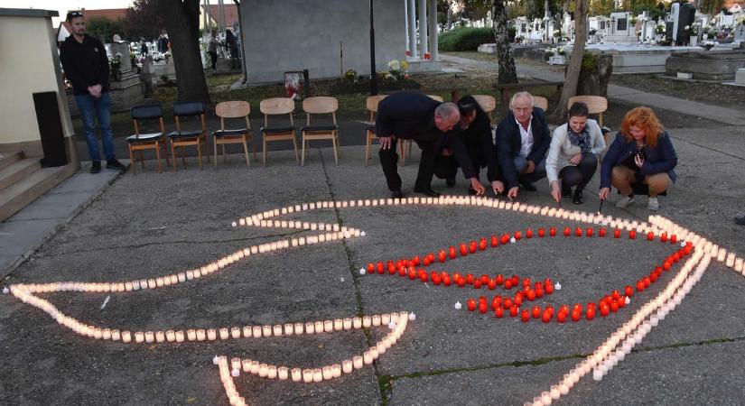 Szívmelengető pillanatok: közösen gyújtották meg az emlékezés lángjait a jászberényi sírkertben