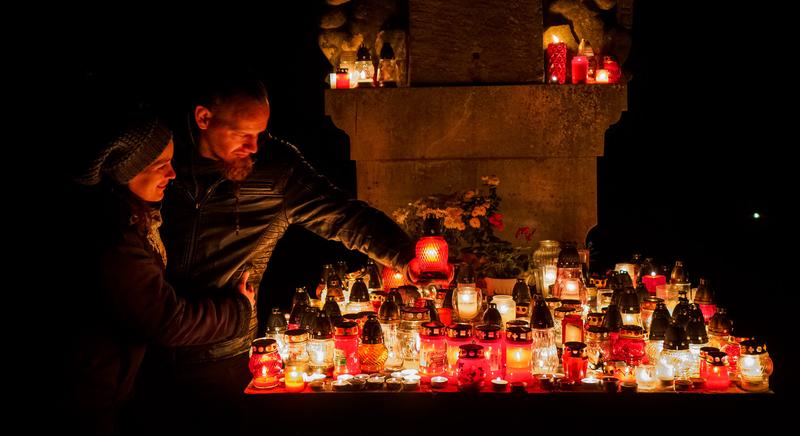 Ima az elhunytakért - Mindenszentek a Szent Márton temetőben