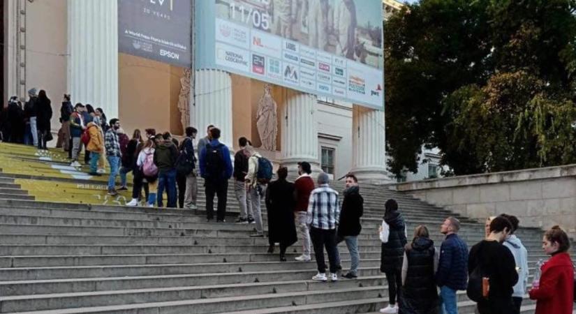 Dúró Dóra olyan jó reklámot csinálhatott az LMBTQ-propagandával vádolt kiállításnak, hogy még a Nemzeti Múzeum főigazgatója is köszönetet mondott neki
