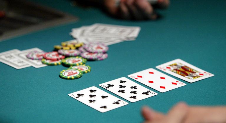 Szigorúan fellépne a kormány a szerencsejáték-szervezőkkel és a légitársaságokkal szemben