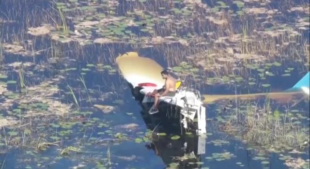 Videó: így mentették meg a pilótát, aki lezuhant repülőjének szárnyán kilenc órán át rettegett a krokodilok közelében