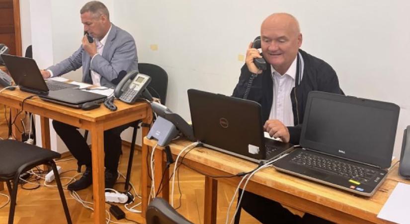 Hiába kérdeztük, a szombathelyi Fidesz nem válaszolt arra, hogy milyen adatbázisból hívják fel az időseket, hogy gondosórát ajánljanak fel nekik