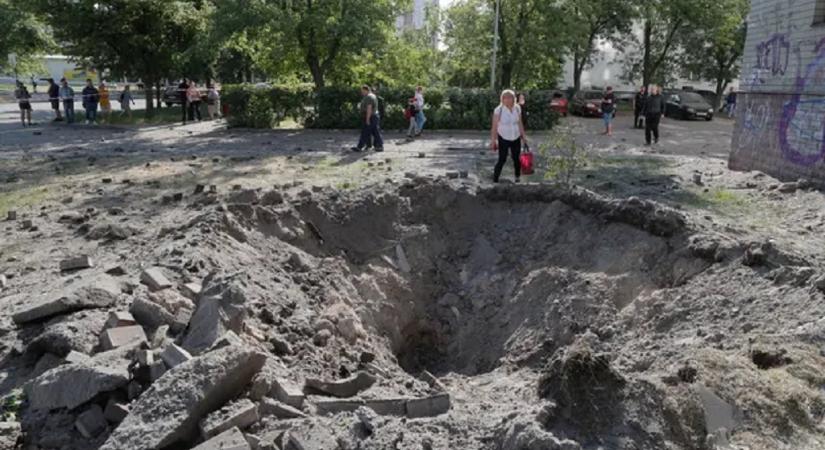 Erősödik az orosz offenzíva! Elrendelték a gyermekes családok evakuálását Harkiv térségéből