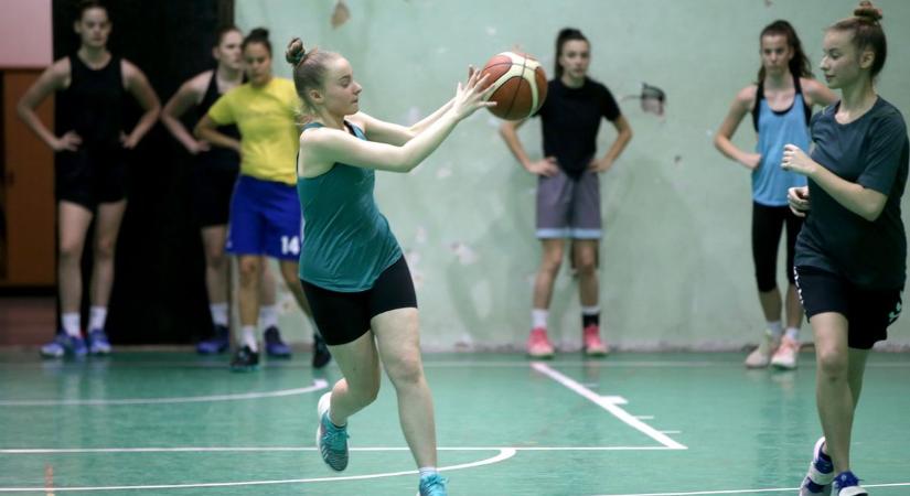 Nézd meg fotóinkon, hogy edzenek a női kosarasok