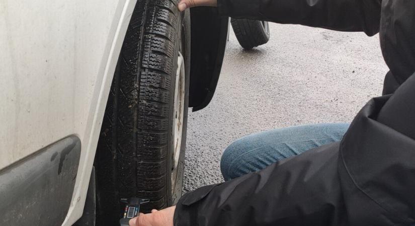 7 fok alatt már válts téli gumira, hajnalban a balatoni utak is csúsznak