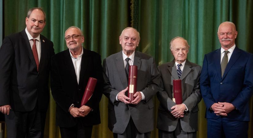 A legendás grafikus Sajdik Ferenc is a nemzet művésze lett