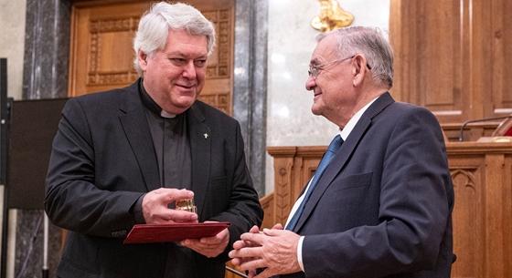 Mindszenty-emlékérmet a Parlamentben a korábban buzi zászlóról és LMBTQ-terroristákról beszélő plébános