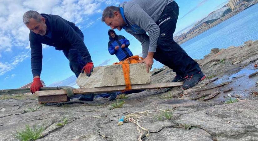 4, Duna-partba épített sírkövet emeltek ki – fotók