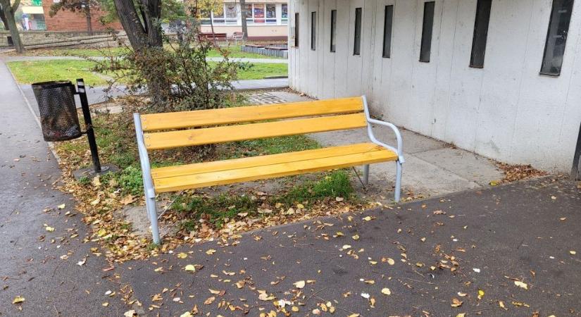 Ismét előkerültek a Győrben másfélszer annyiba kerülő padok