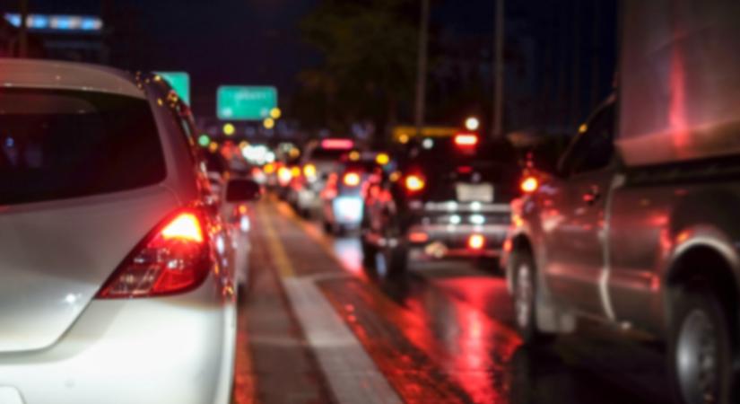 Pokol az M1-esen! Másfél órával is megnő a menetidő egy lerobbant teherautó miatt