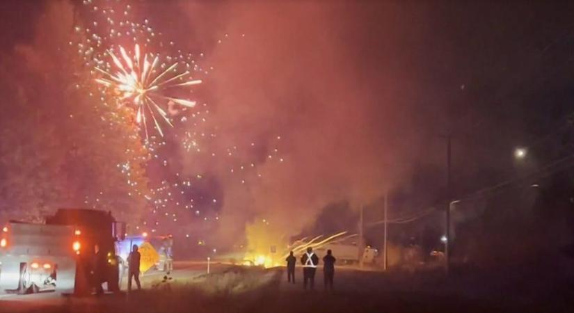 Hatalmas tűzijáték követte a karambolt Kanadában – videó