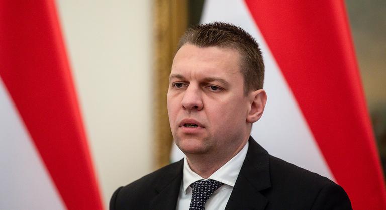A nemzeti konzultáció kérdéseiről beszélt Menczer Tamás