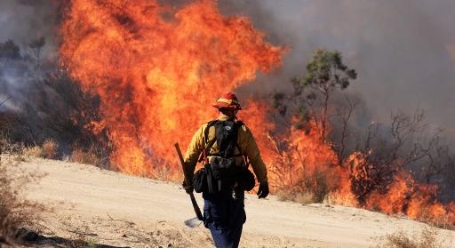 A Highland fire pusztítja Kalifornia Riverside megyéjét