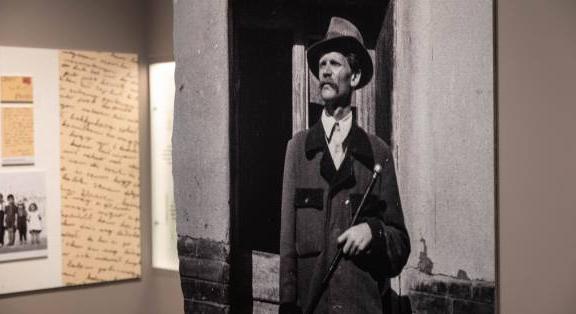 Többszólamú tárlatvezetés a romani nyelv világnapján a Néprajzi Múzeum kiállításán