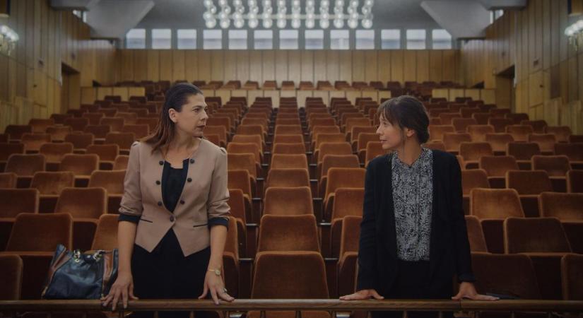 Megemlített órán egy férfiszerelemről szóló filmklasszikust, kicsinálták a tanárnőt