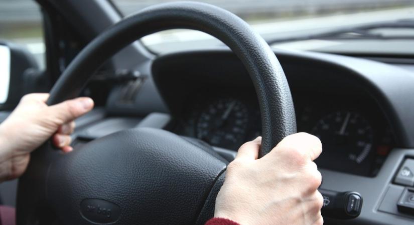 Lehet még fokozni: újabb forgalomkorlátozás jön a Sas úton, félpályás útlezárással