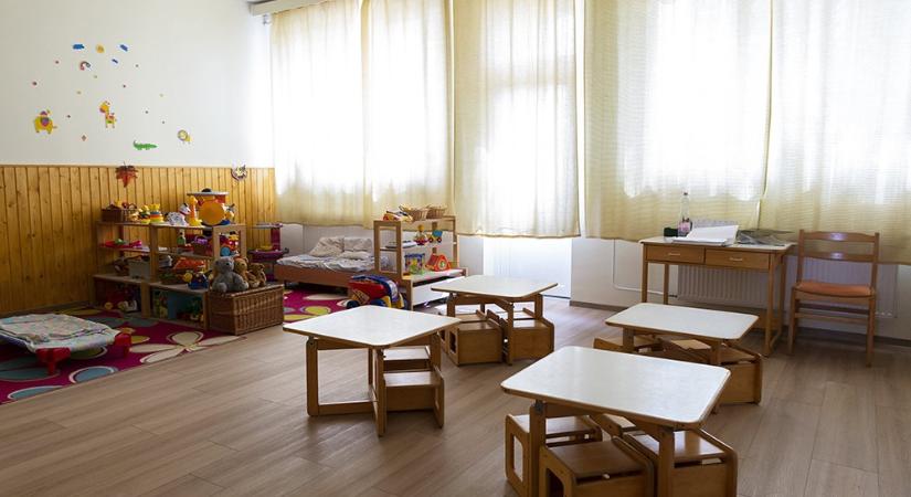 Egy már módosított szerződés korábbi határidejére hivatkozva vett észre szabálytalanságokat a Miniszterelnökség az épülő szentkirályi bölcsőde ügyében