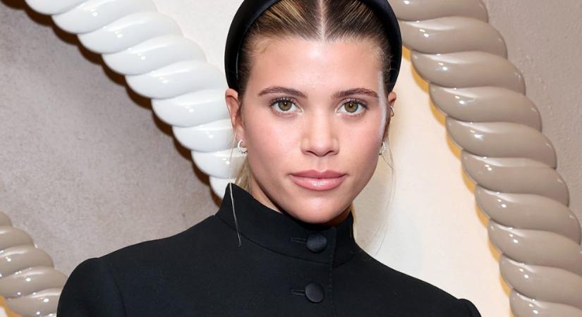 Sofia Richie Grainge visszahozta a divatba a korrektorozási technikát, amit inkább elfelejtenénk