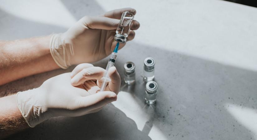 Sokkoló hírt közölt a vakcináról a Pfizer gyártója: erre kevés magyar oltott számított