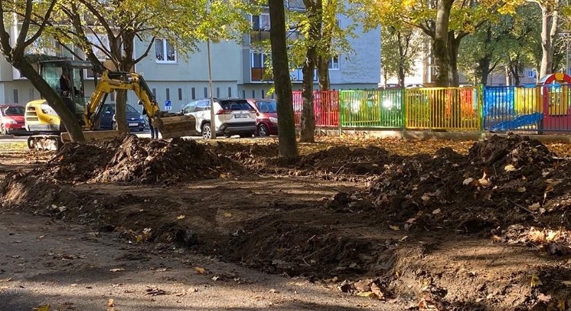 14 új parkolóhelyet alakítanak ki a szombathelyi Derkovits-lakótelepen