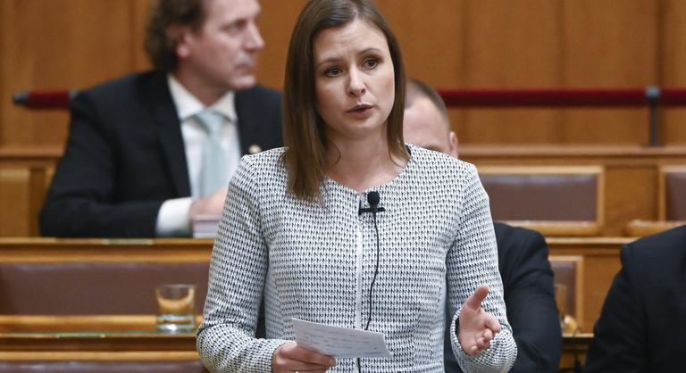 Ungár Péter szerint szégyenteljes és kártékony, Dúró Dóra viszont megköszönte