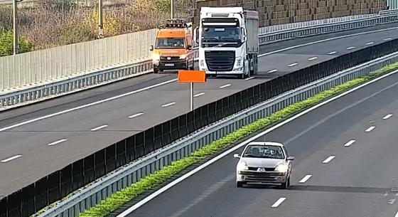 Itt egy újabb sofőr, aki szemben hajtott fel az autópályára – videó