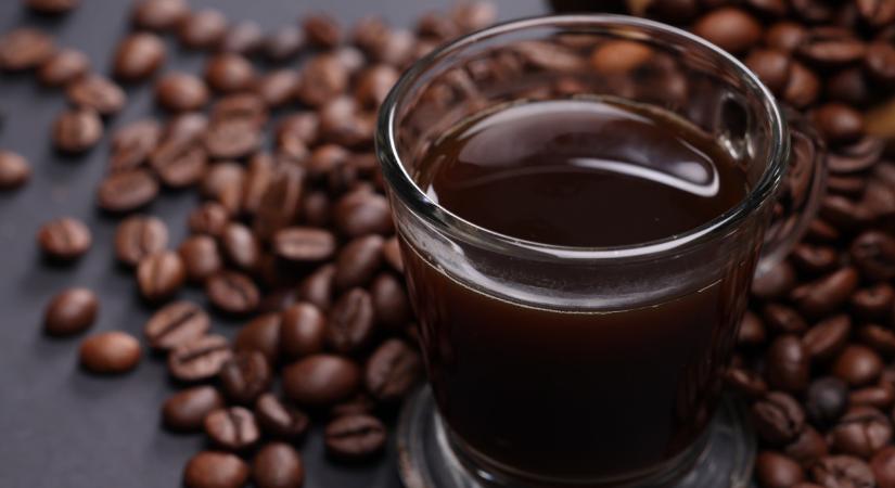 Kávé vs. energiaital: az egyik tényleg halálosabb a másiknál? Itt a válasz a rémes koffeinparára
