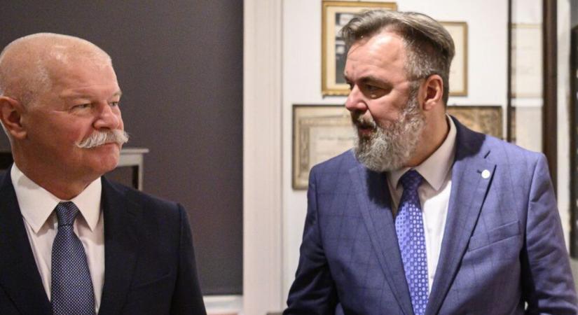 Csák János kirúgta L. Simon Lászlót