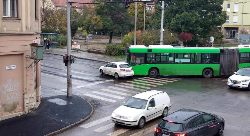 Csak a szokásos: busz karambolozott a pécsi halálkereszteződésben