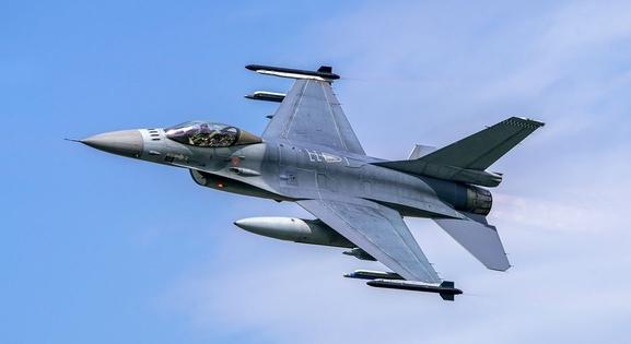 Megérkeztek az első holland F-16-os harci repülők a romániai kiképzőközpontba