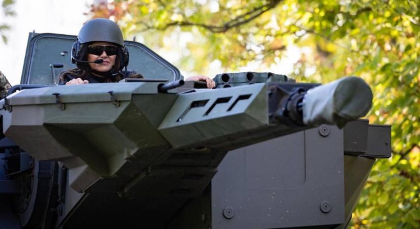 Novák köztársasági elnökasszony Lynx-stílusban nyomja – Reméljük nem lesz kötelező, vagy erősen ajánlott viselet….