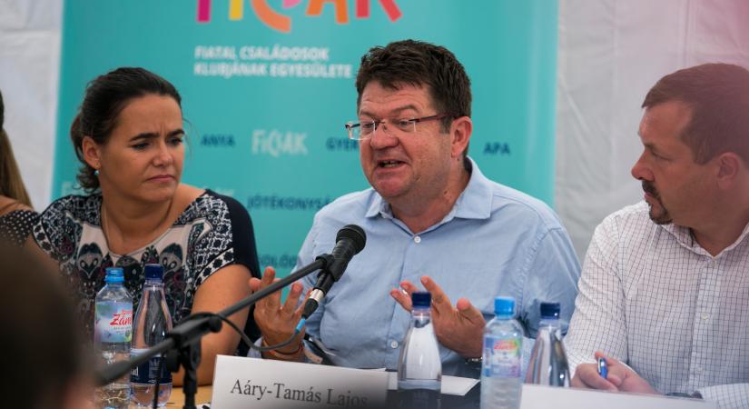 Aáry-Tamás Lajos: A szülők akár perelhetnének is amiatt, hogy egy éve a fizikatanár tanítja az angolt