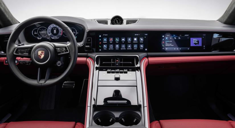 Már a Porsche Panamerát is telepakolták kijelzőkkel